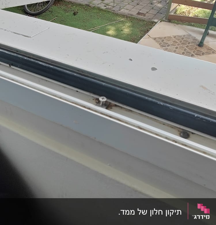 תריס פתוח עם מסגרת מתכת וחלון